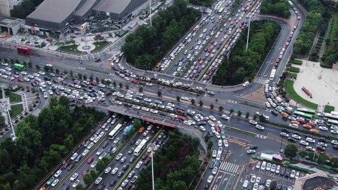 雨后城市交通拥堵车水马龙西安交通堵车加塞