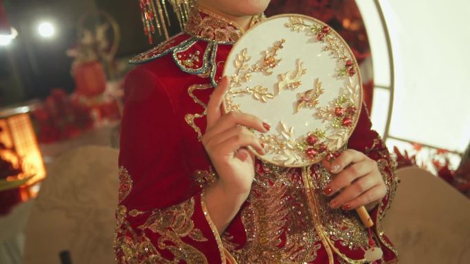 中式圆扇新娘摆拍