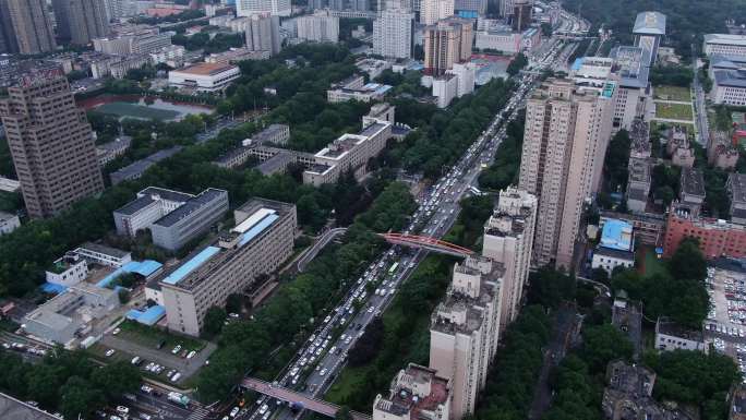 雨后城市交通拥堵车水马龙西安交通堵车加塞