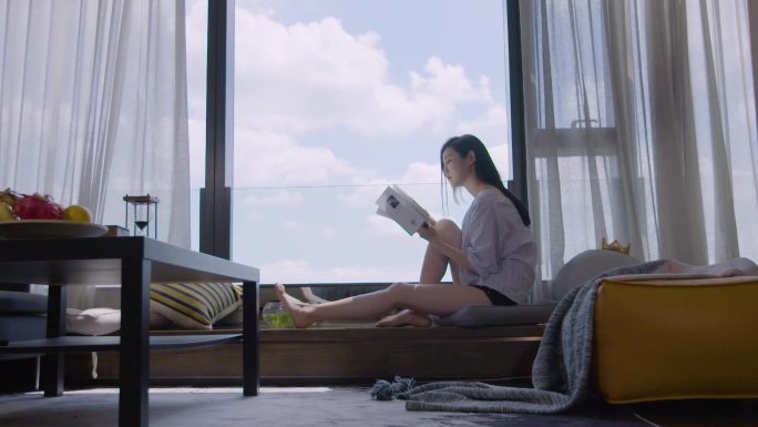女生在飘窗看书  享受生活
