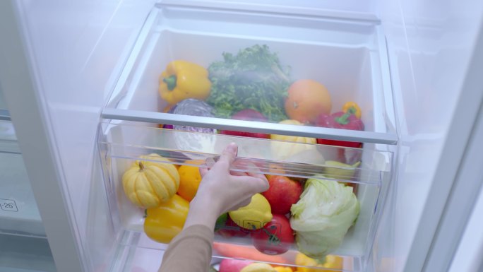 打开冰箱抽屉拿起苹果水果