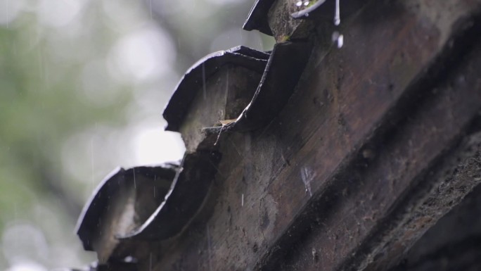 瓦房下雨雨滴