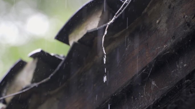 屋檐上的落下的雨水