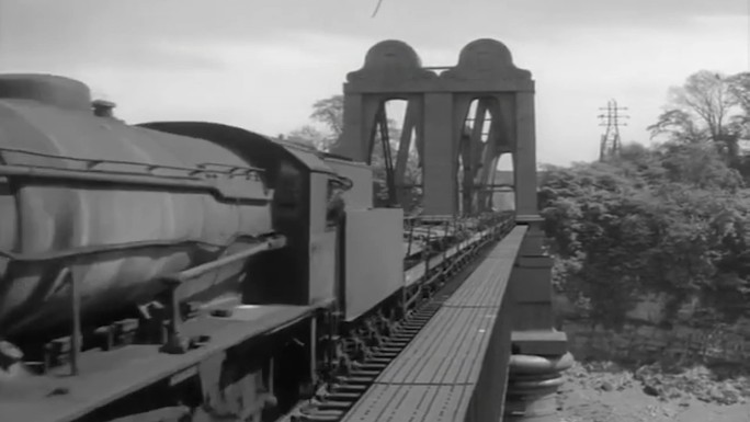 60年代蒸汽火车通过桥梁
