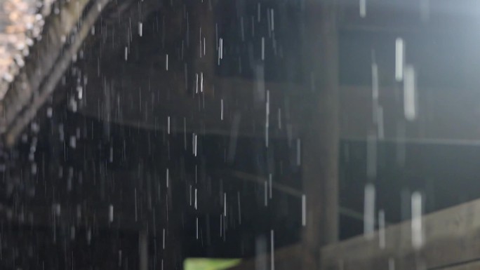 屋檐雨水下落特写