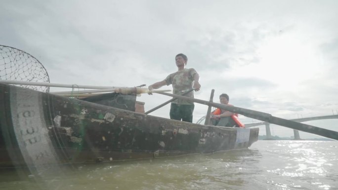 渔船撒网捕鱼网鱼长江禁渔传统捕捞孤舟划船