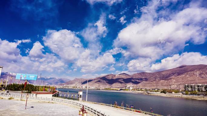 西藏拉萨城市的河流与蓝天延时摄影