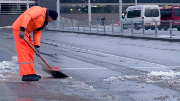 寒冷的冬天清洁工人清理路边积雪