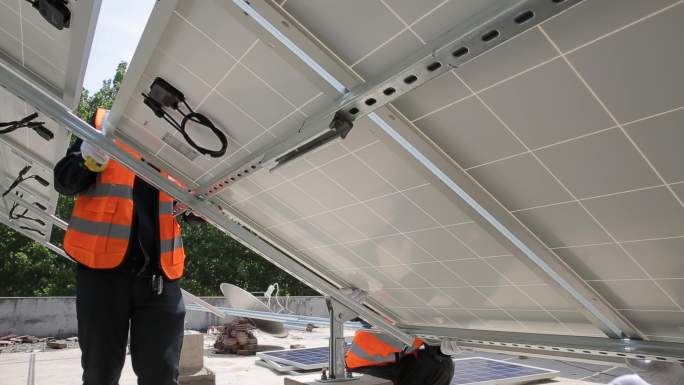 太阳能板居民楼屋顶架设光伏清洁再生能源