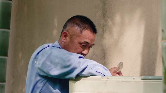 服务人员修空调外机