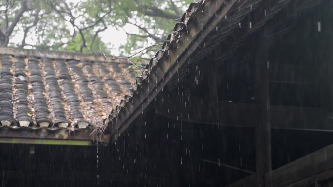 老木屋下雨屋檐水滴慢镜头