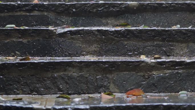 雨水滴落在石梯上