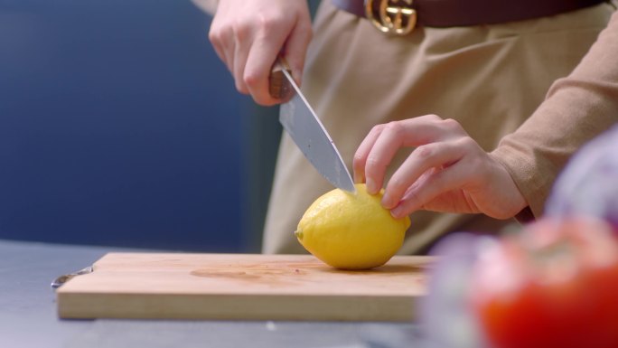 【原创】厨房里切柠檬