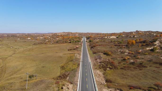航拍 秋天横穿浑善达克沙地的公路