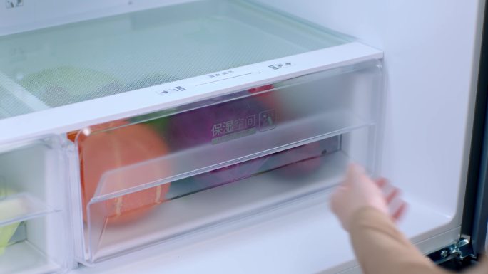 【原创】冰箱拉出拿起紫甘蓝水果蔬菜