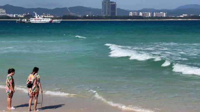 蜈支洲岛海边沙滩戏水