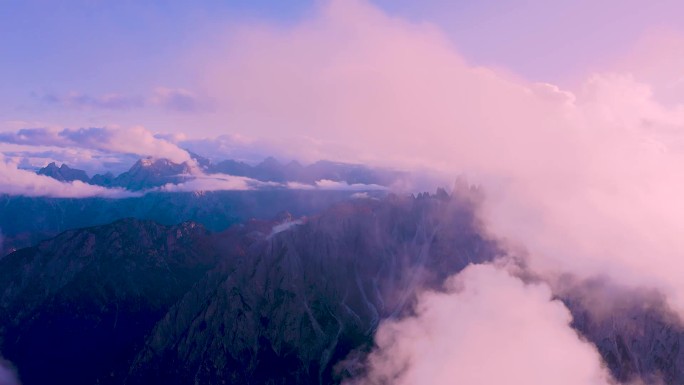 多洛米蒂黄昏穿云