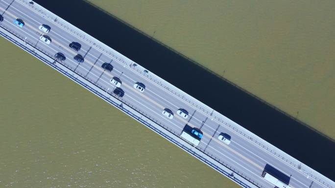 4K俯拍湘江桥上的车流