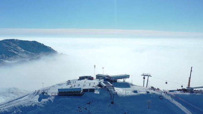 航拍滑雪场山顶的云海（高清）
