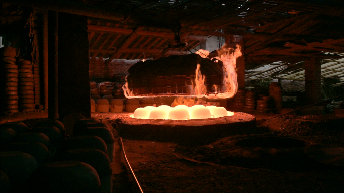 非遗技艺荥经黑砂砂锅烧制开窑上釉