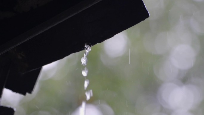 雨水从屋檐上下落特写