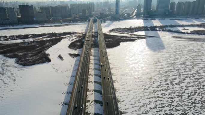 哈尔滨航拍松花江公路大桥车流冬季冰上