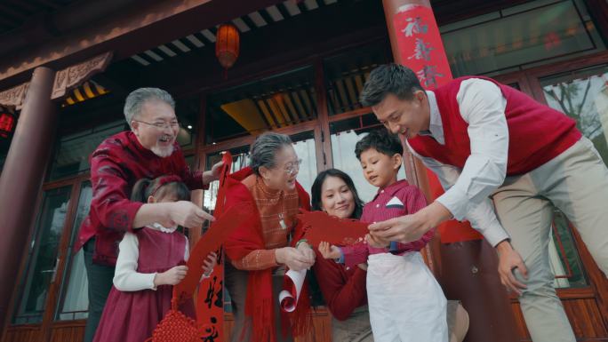 幸福的大家庭庆祝新年