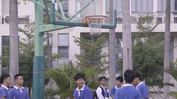 学校篮球场学生打篮球青春高中生校园生活