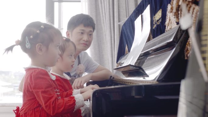 亲子时光爸爸陪小孩弹钢琴陪伴成长双胞胎