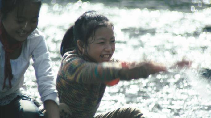 儿童河边嬉戏打闹玩水视频素材