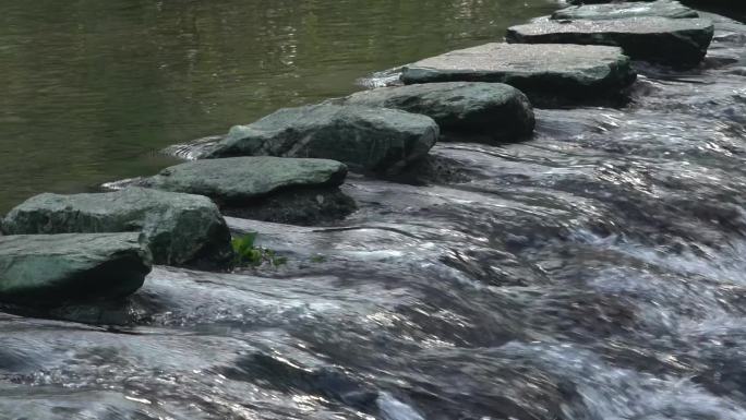 水坝上的石阶与溪流