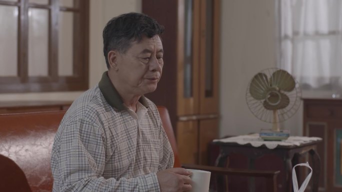 孤寡老人吃药可怜老人生病无人照顾父亲节