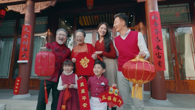 幸福的大家庭庆祝新年