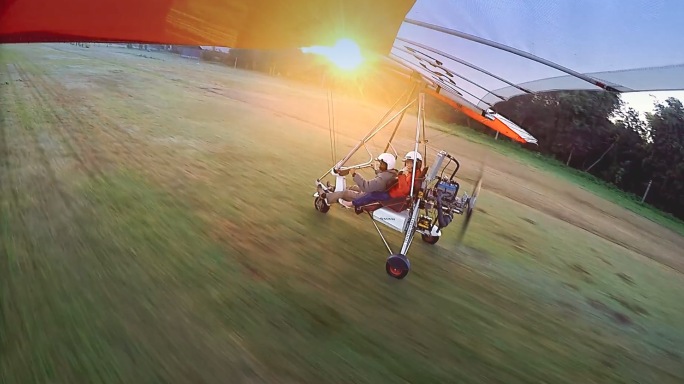 动力三角翼飞机滑翔机草坪起飞降落泰国清迈