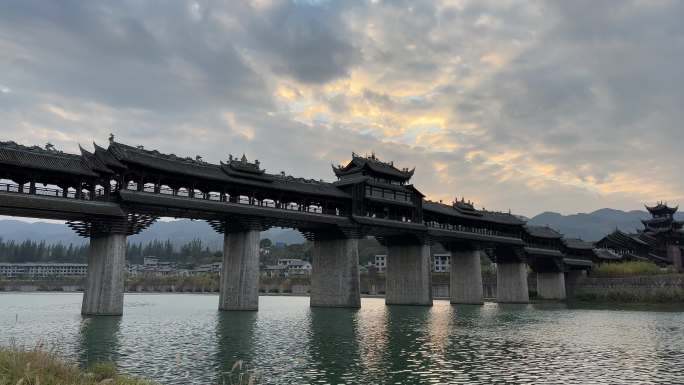 黔江濯水古镇风雨廊桥夕阳彩云