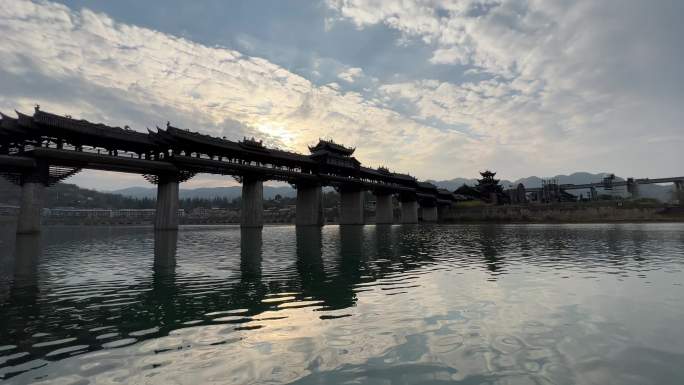 风雨廊桥夕阳西下