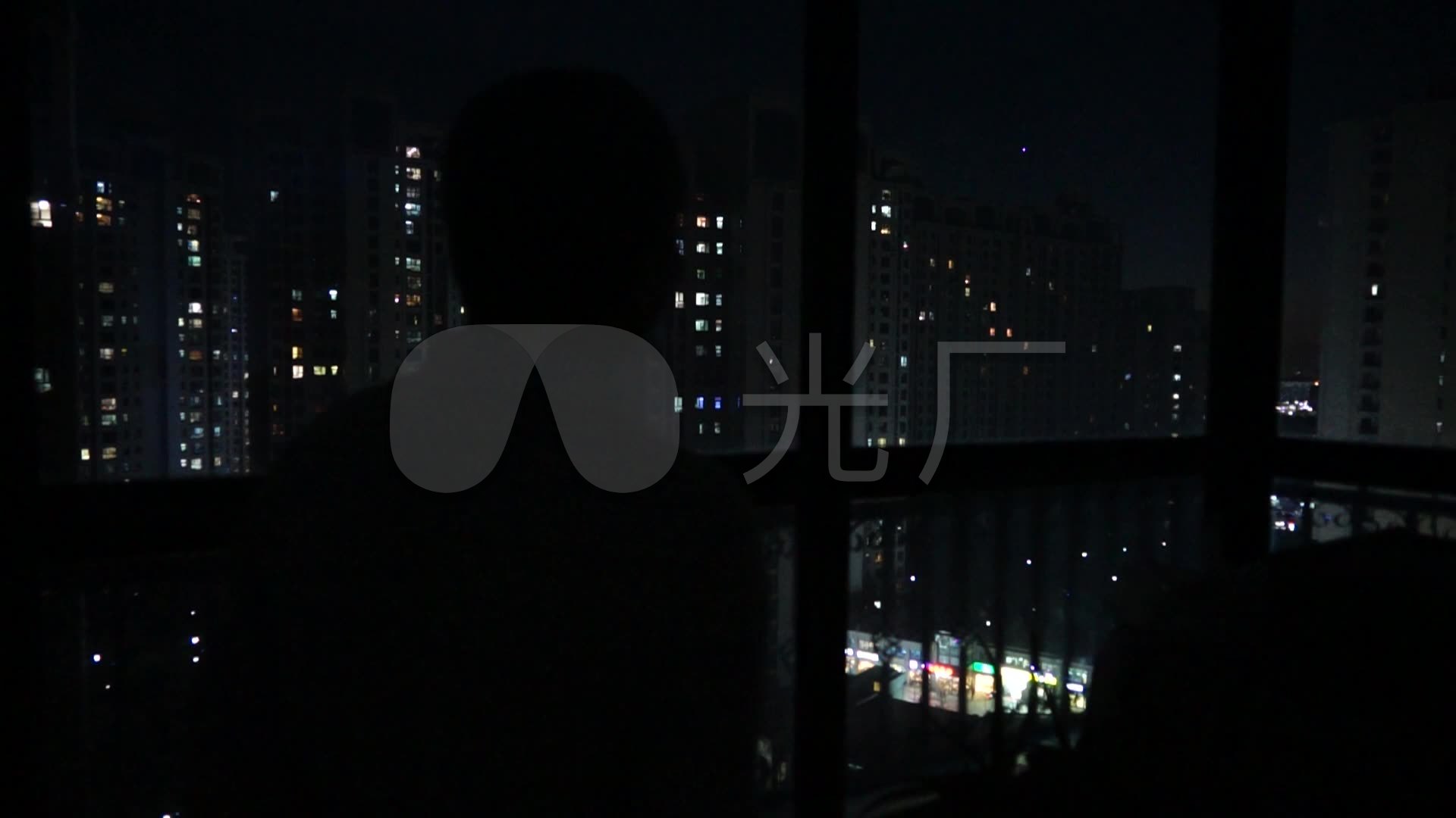 夜晚星空下孤独人物背影面向雪山视频素材-livekong来悟空素材