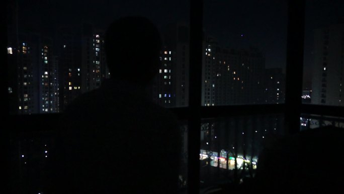 夜晚一个人孤独站在阳台张望独居老人思念