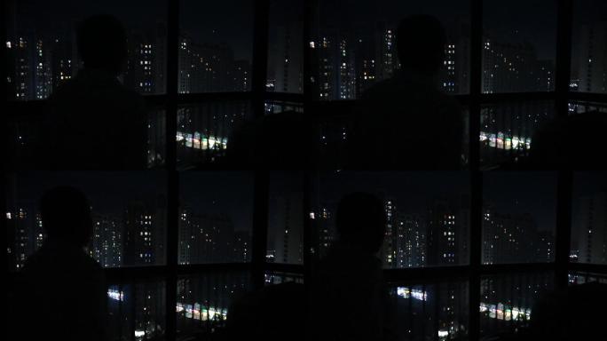 夜晚一个人孤独站在阳台张望独居老人思念