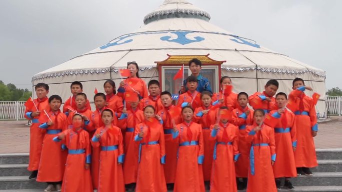 蒙古族小学生穿蒙古袍唱歌