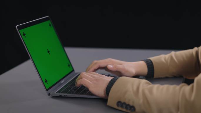 【8K正版素材】商务绿屏正装工作使用电脑
