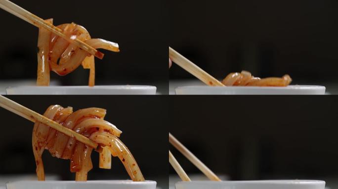 筷子夹起凉粉