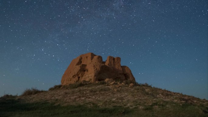 酒泉市肃州区黄泥大墩烽燧星空延时摄影素材