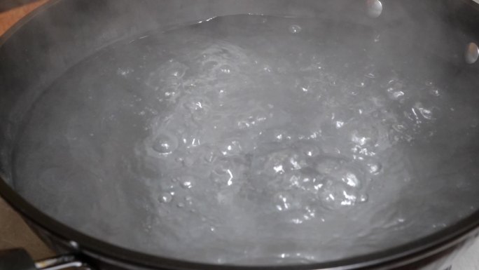 开水沸腾升格视频镜头