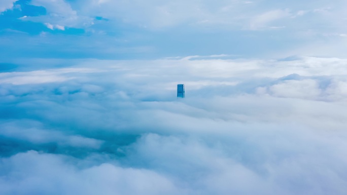 航拍云海中的香港第一高楼：环球贸易广场