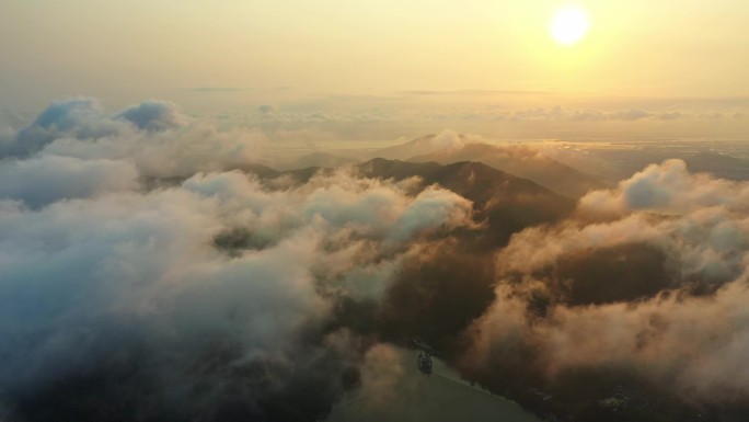 航拍日落时云海仙雾缭绕中的山