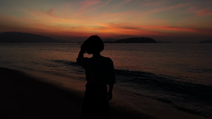 海边等待看日出少女剪影