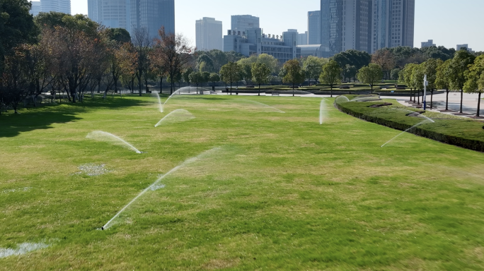 草坪自动喷水洒水4K素材