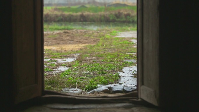 农村  老人 独居 下雨