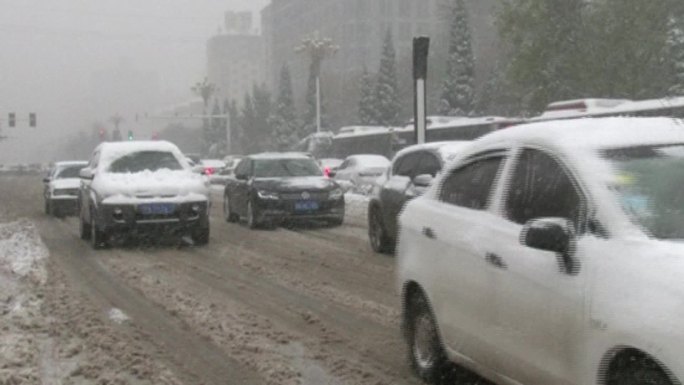 冬天大雪天气街上行人